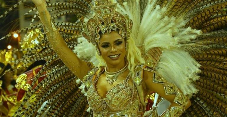 Lexa se emociona ao final do desfile da Unidos de Bangu