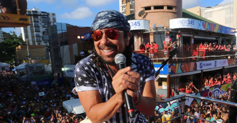 Bell Marques não segura a emoção e cai em lágrimas em pleno Carnaval