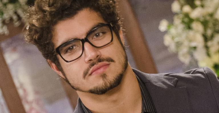 Caio Castro surge de calcinha e empina o bumbum: ”Segundou”