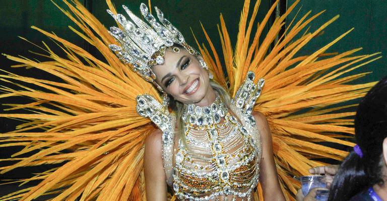 Com look arrasador, Grazi Massafera grava cena de novela em desfile na Sapucaí