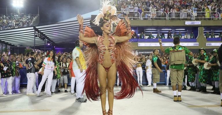 Juliana Paes surge deslumbrante na avenida e dá beijo na boca de atriz