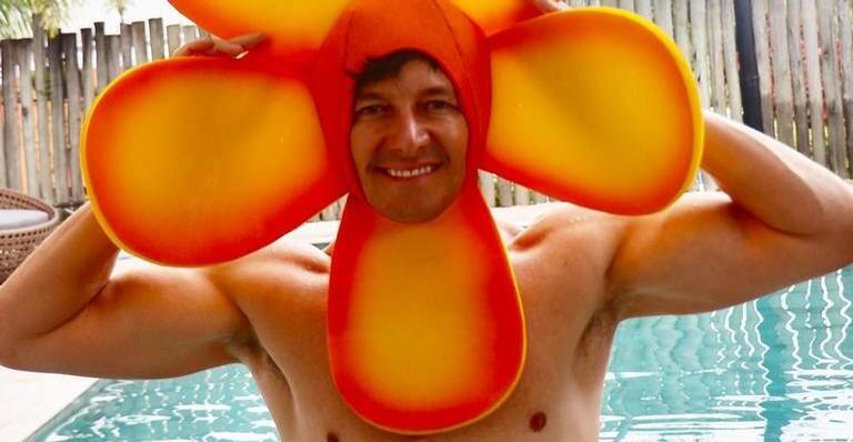 Rodrigo Faro mostra suas fantasias de Carnaval e exibe barriga sarada na piscina