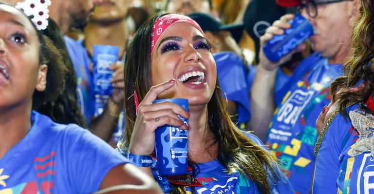 Luxuosa! Anitta usa lenço de grife na cabeça durante o Carnaval que custa mais de R$ 3 mil