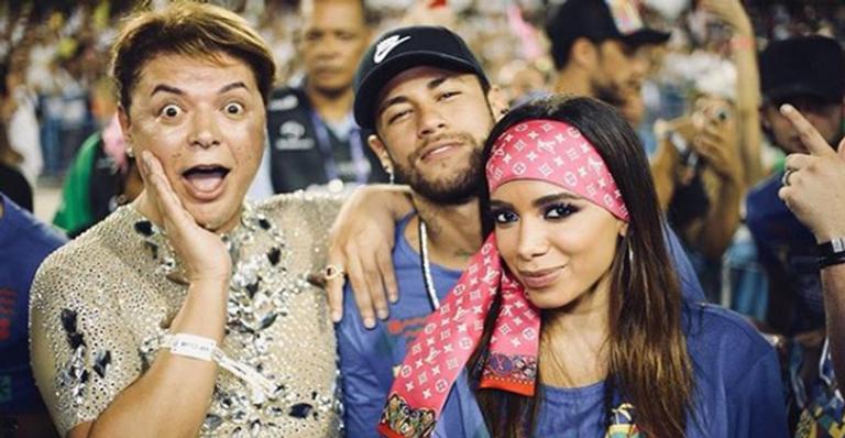 Anitta ganha mão boba de Neymar em camarote da Sapucaí