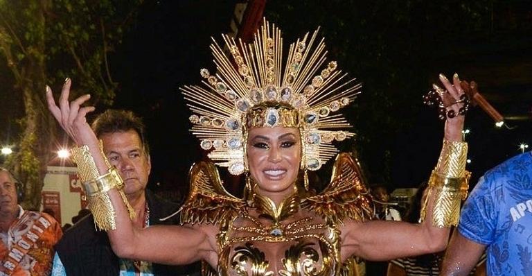 Gracyanne Barbosa impressiona foliões com fantasia extremamente luxuosa