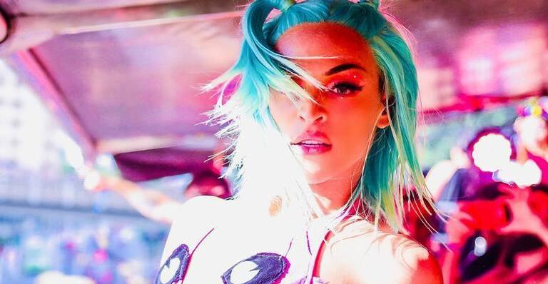 Pabllo Vittar relembra áudio vazado de Anitta e tira sarro: ”Tô devendo 70 mil dólares”
