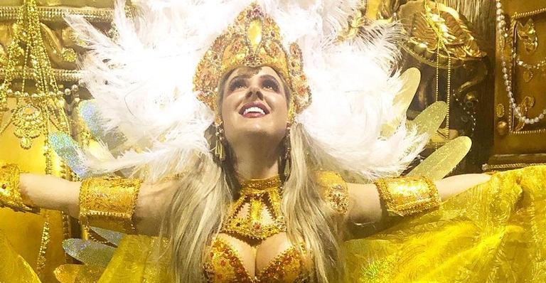 Patrícia Leitte mostra decote generoso e não esconde emoção durante desfile