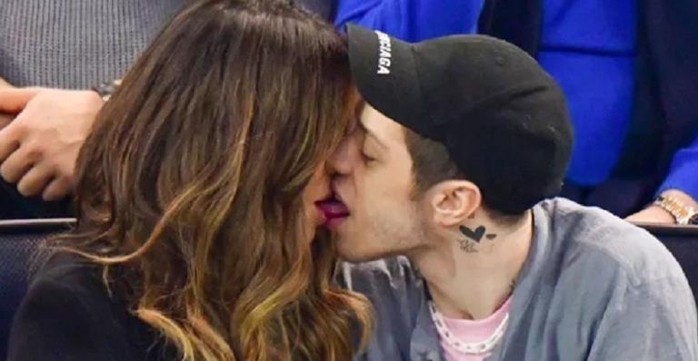 Ex-noivo de Ariana Grande é visto aos beijos com atriz norte-americana