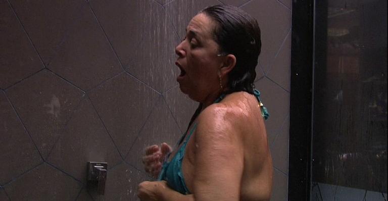 ‘BBB 19’: Tereza se descuida no banho e deixa mostrar demais