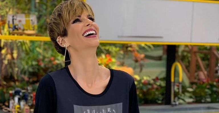 Ana Furtado erra o nome do programa ao vivo ao substituir Ana Maria Braga no ‘Mais Você’