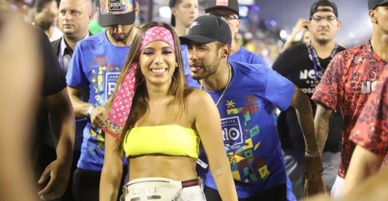 Bomba! Vídeo de Anitta trocando beijos com Neymar Jr. em camarote da Sapucaí é divulgado
