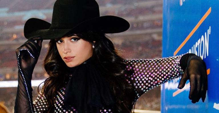 Camila Cabello aparece com visual sertanejo e vira piada nas redes sociais