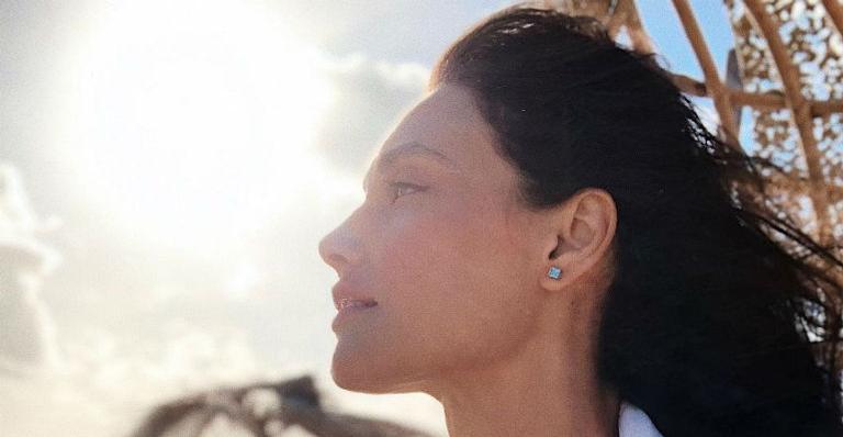 Débora Nascimento aparece deslumbrante em foto de biquíni no Uruguai