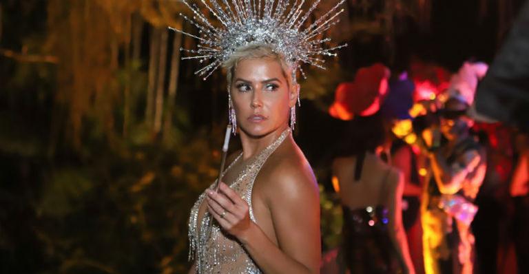 Deborah Secco rouba a cena com look transparente em festa de Carnaval