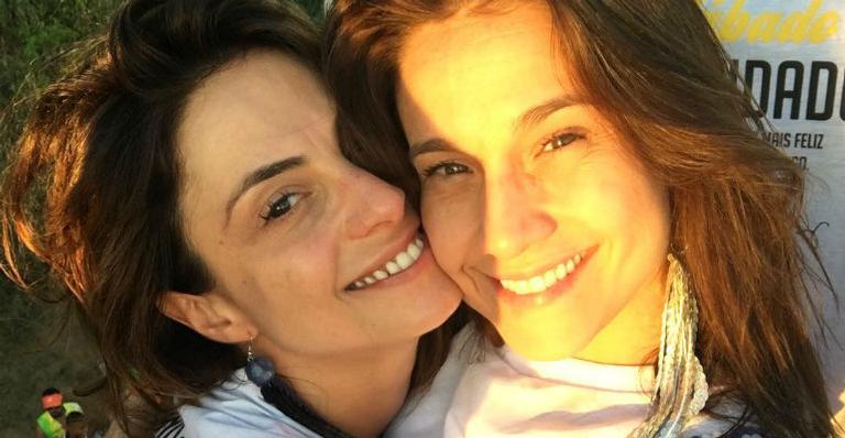 Com muitos beijos, Fernanda Gentil dá apoio moral para esposa durante treino: ”Fofura”