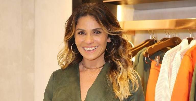 Ousada, Giovanna Antonelli usa minissaia muito curta com maiô todo aberto
