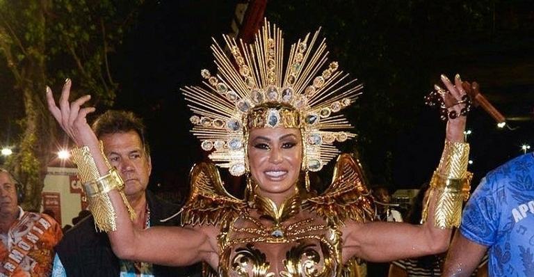Gracyanne Barbosa relembra desfile e faz homenagem emocionante: ”Admiração a todos”