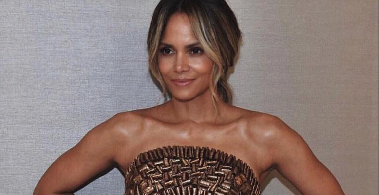 Halle Berry posa com nova tatuagem gigante e brinca: ”Sou uma sereia”