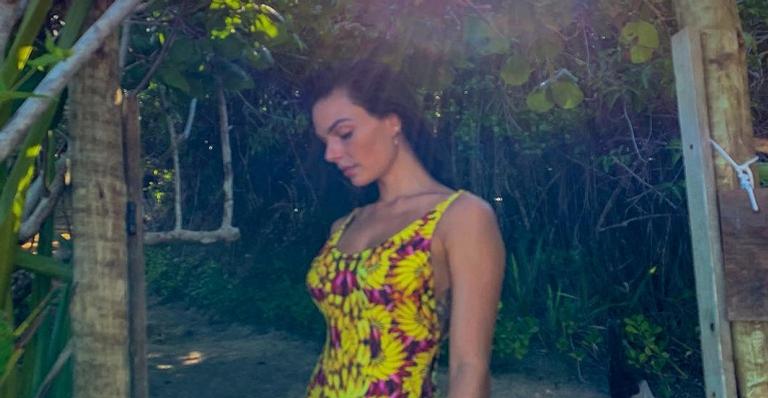 Isis Valverde arranca suspiros dos internautas ao surgir de maiô cavado