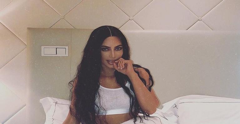 Kim Kardashian surge extremamente sexy com look transparente de oncinha