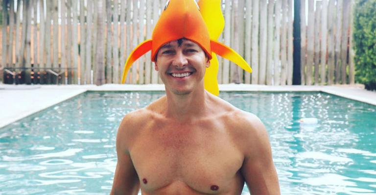 De folga, Rodrigo Faro mostra bagunça com a família na piscina