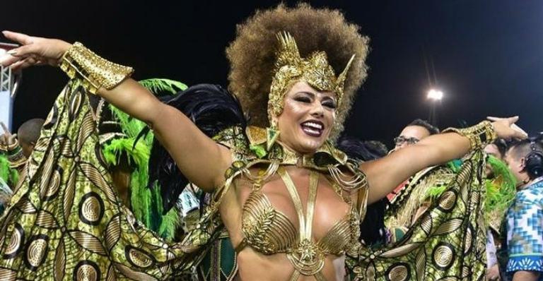 Viviane Araujo comemora vitória da Mancha Verde no Carnaval de São Paulo