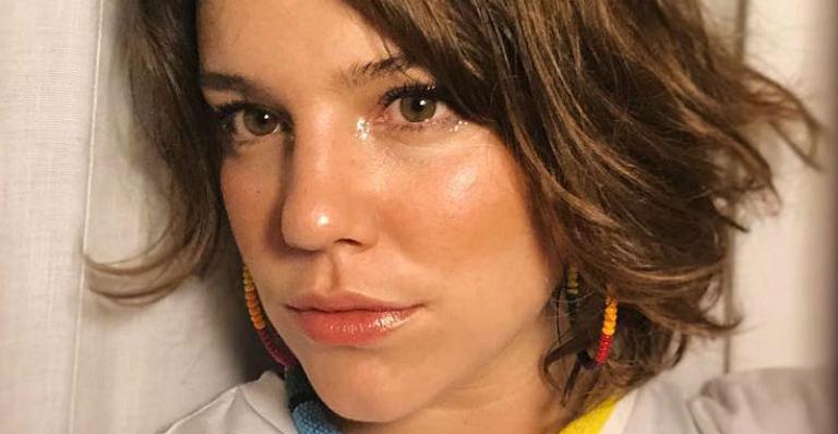 Alice Wegmann faz primeira aparição pública com o namorado