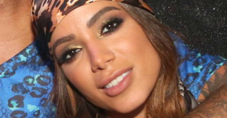Anitta faz festão pós-Carnaval em sua casa e recebe astro internacional