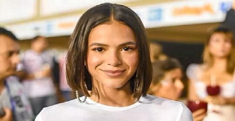 Abusando da transparência, Bruna Marquezine surge sorridente em festa no Rio de Janeiro