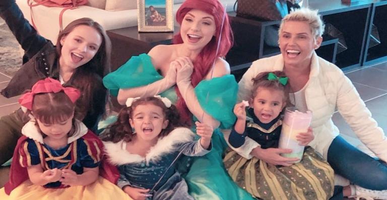 Após folia no Carnaval, Deborah Secco curte as magias da Disney com Maria Flor