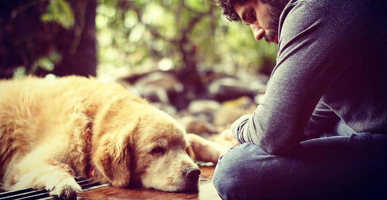 Dudu Azevedo lamenta a perda de seu cachorro de estimação: ”Amor incondicional”