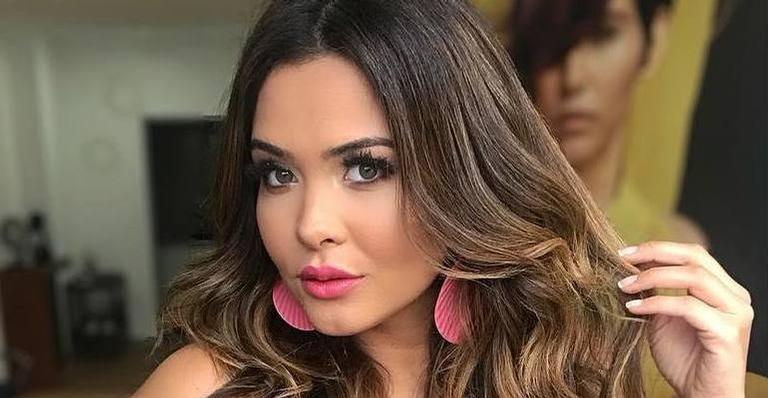 Geisy Arruda coloca o bumbum pra jogo em clique com maiô apertado: ”Deusa faz assim”