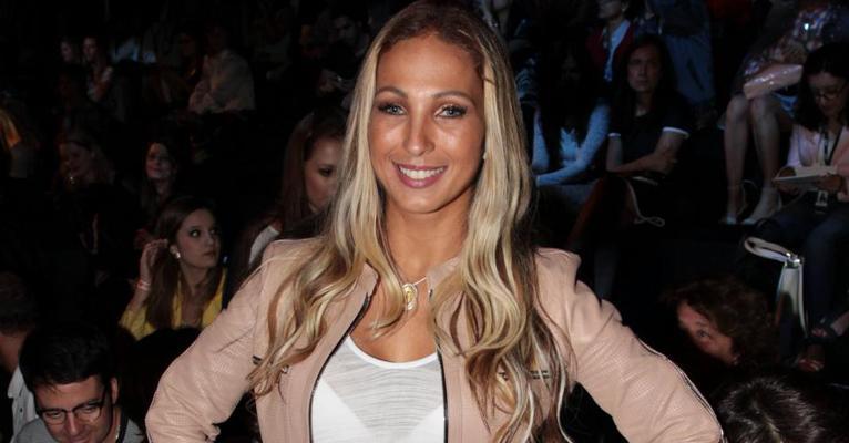 Valesca Popozuda afasta o body e exibe parte íntima