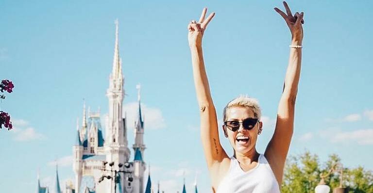 Na Disney, filha de Deborah Secco aparece vestida de princesa e atriz fala sobre ser mãe de menina