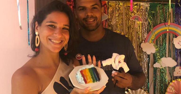 Ex-nadadora Joanna Maranhão é criticada por bolo de arco-íris em chá de bebê