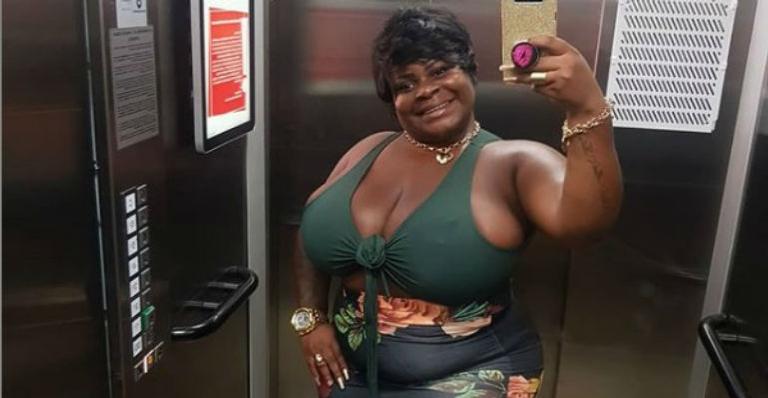 Jojo Todynho filma sua casa e fãs se chocam com bagunça: ”Passou um furação?”