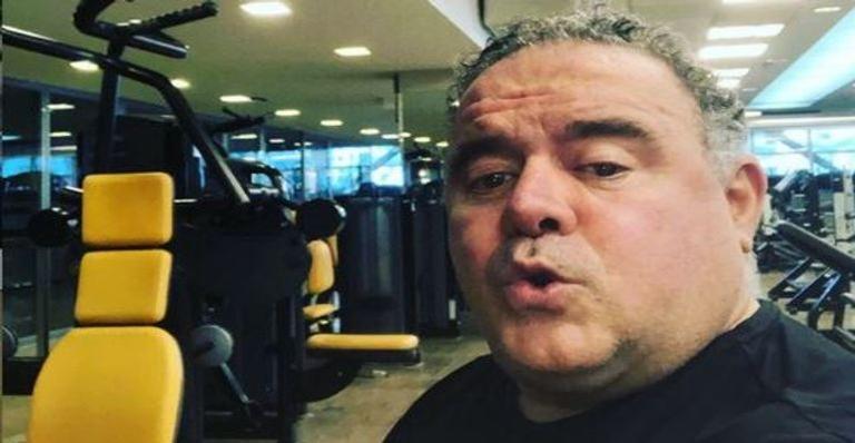 Leo Jaime exibe flexibilidade em aula de balé e impressiona: ”Tenho três pernas esquerdas”