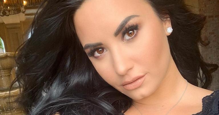 Recém solteira, Demi Lovato se presenteia com flores e passa mensagem de amor próprio