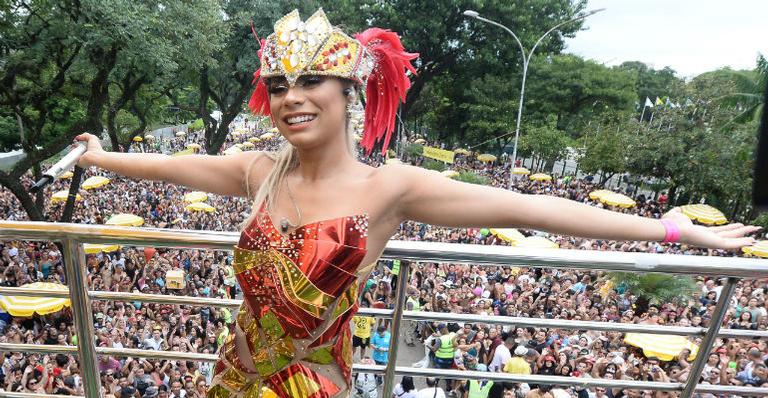 Depois de sofrer golpe, Lexa anima foliões no Bloco da Preta