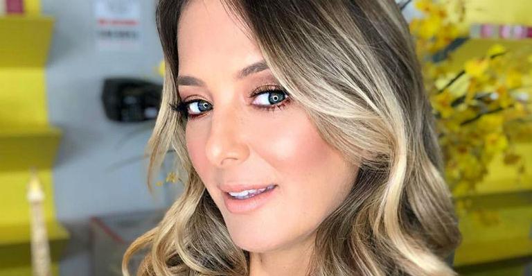 Ticiane Pinheiro exibe o barrigão de grávida ao posar de biquíni