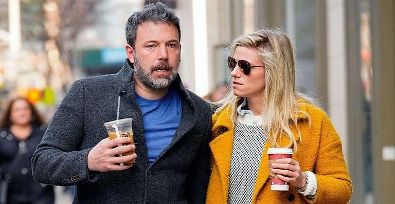 Namorada de Ben Affleck não bebe uma gota de álcool perto do ator