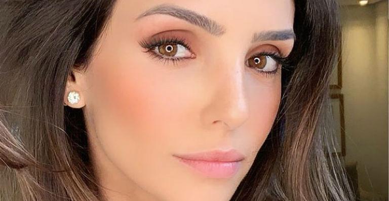 Carol Celico posta foto sugestiva e comenta rumores de gravidez