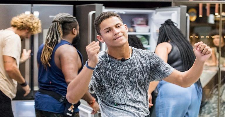 Participante do BBB19 cita orientação sexual após visita de Malvino Salvador e diverte a web