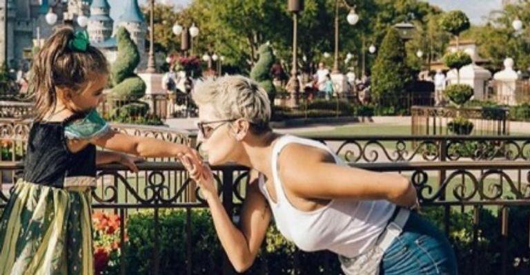 Deborah Secco encanta ao mostrar encontro de Maria Flor e Mickey na Disney