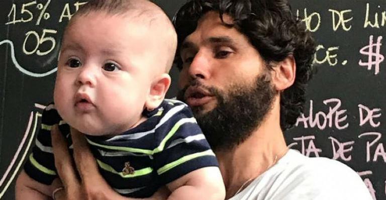 Dudu Azevedo tem ideia inusitada para tirar a barba e não assustar o filho de 7 meses