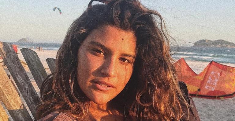 Giulia Costa empina bumbum durante descanso em paisagem paradisíaca