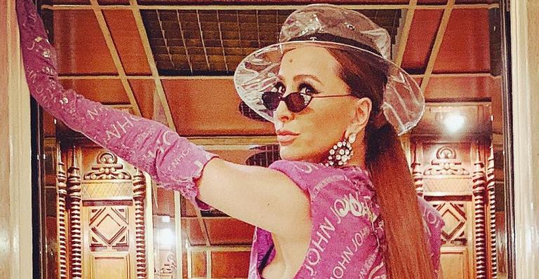 Sabrina Sato mostra corpo impecável e ostenta chapéu de R$4.500