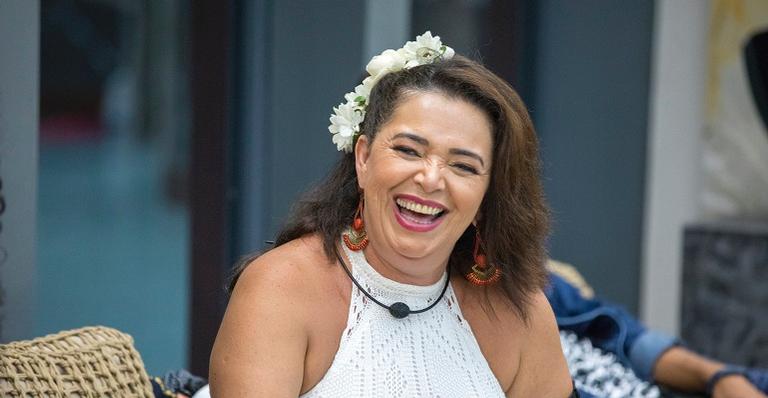Em tom descontraído, Tereza cita falta de objeto sexual após visita de Malvino Salvador