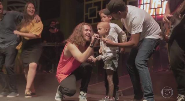 Vitor Kley tem reencontro emocionante com fã diagnosticada com tumor no cérebro