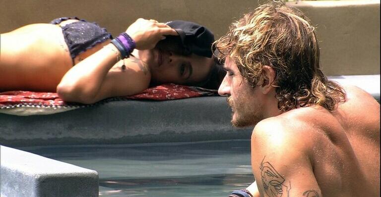 Namoro ou amizade? Em clima de romance, Carolina e Alan trocam indiretas carinhosas